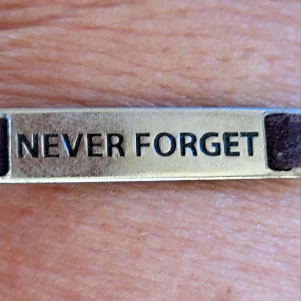 Leather bracelet with 'Never Forget' saying